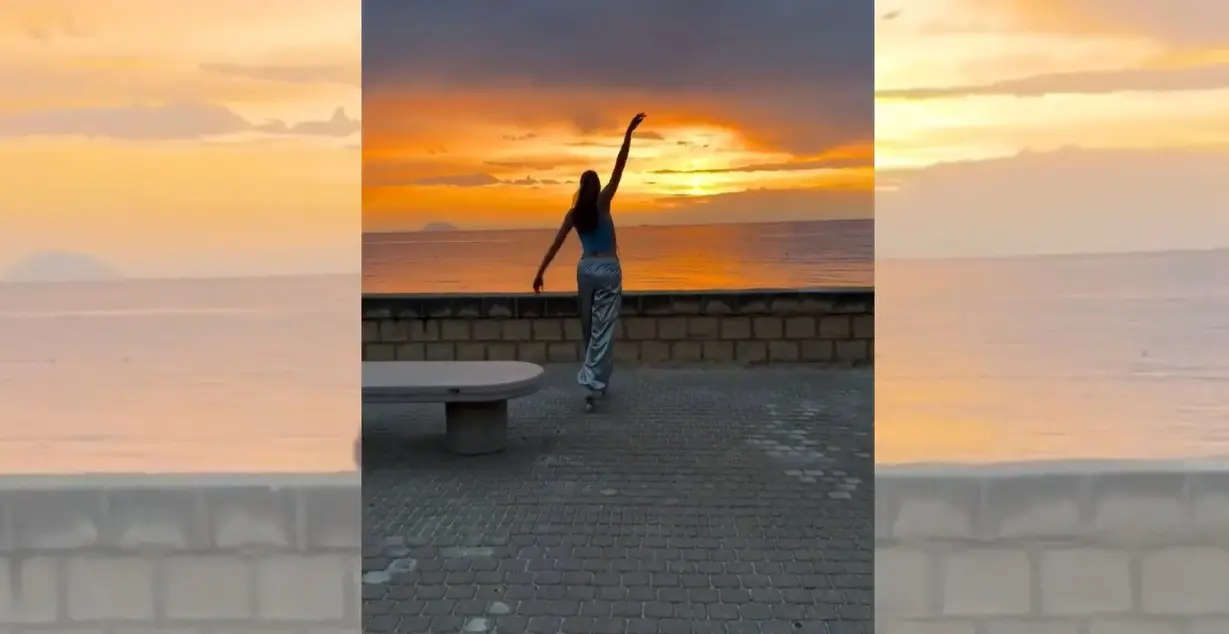 Carolina Kostner danza sui pattini nella luce del tramonto a Tropea: il VIDEO\n