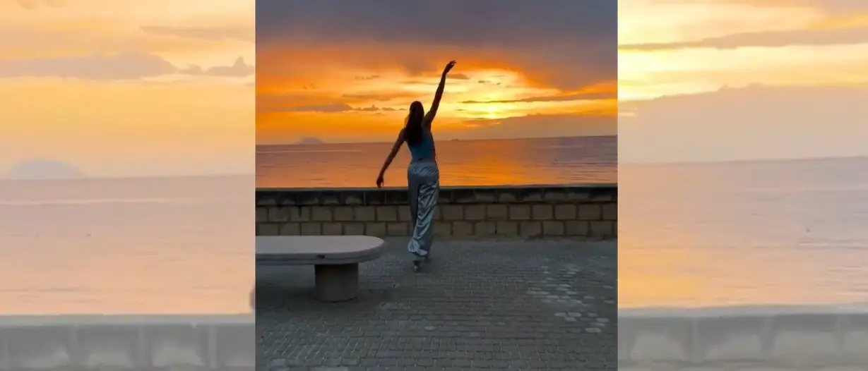 Carolina Kostner danza sui pattini nella luce del tramonto a Tropea: il VIDEO\n