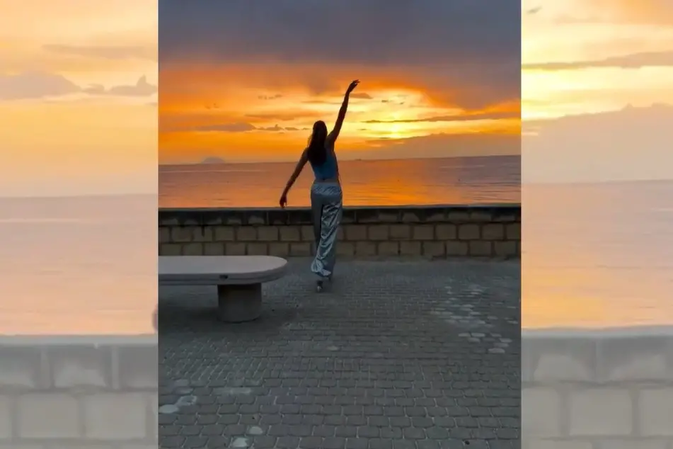 Carolina Kostner danza sui pattini nella luce del tramonto a Tropea: il VIDEO\n