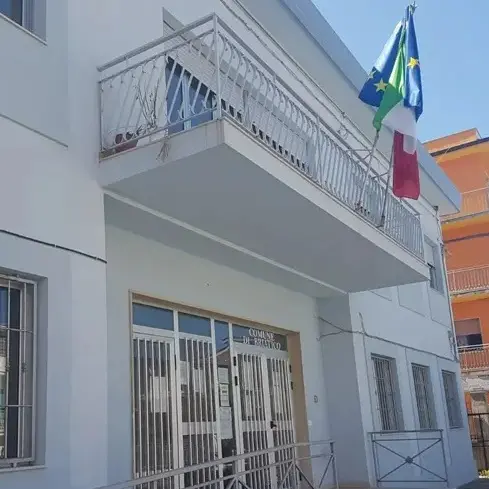 Briatico, si insedia il nuovo Consiglio: Scarmato presidente, presentata la giunta Vallone e prime mosse dell’opposizione\n