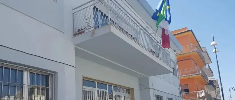 Briatico, si insedia il nuovo Consiglio: Scarmato presidente, presentata la giunta Vallone e prime mosse dell’opposizione\n