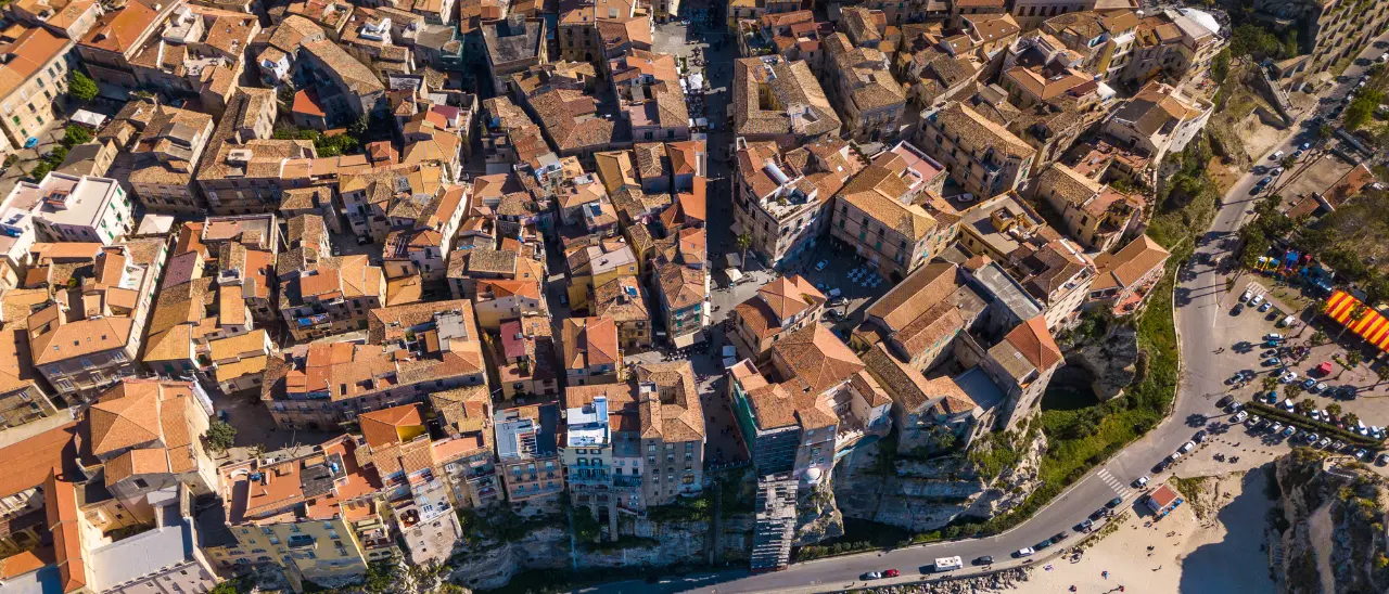 Tropea cambiano Ztl e parcheggi dopo lo stop del Tar. Macrì: «Equilibrio tra residenti e turismo, si torna al buon senso»\n