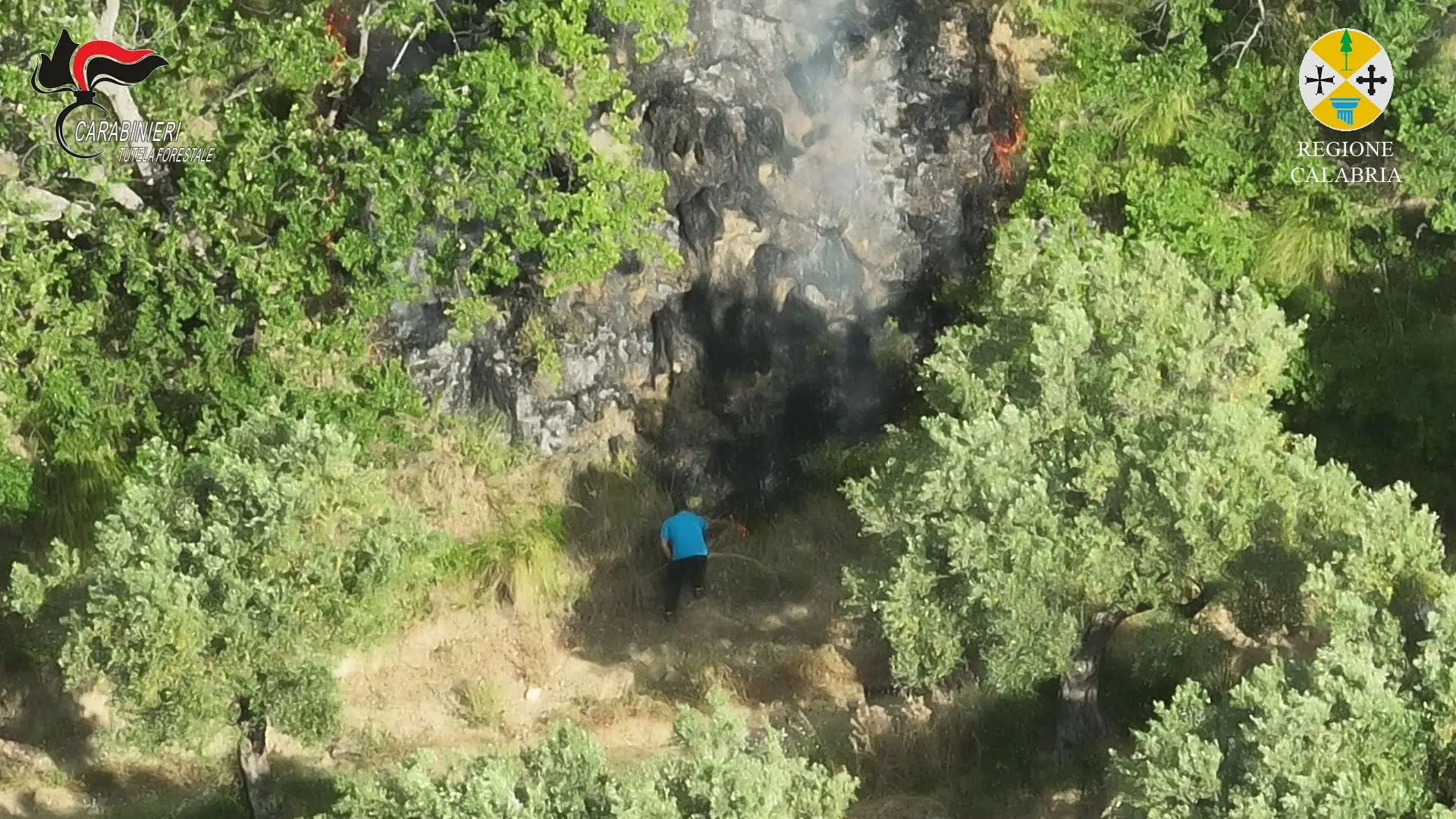 Cleto, beccato da un drone mentre appicca un incendio boschivo: denunciato\n