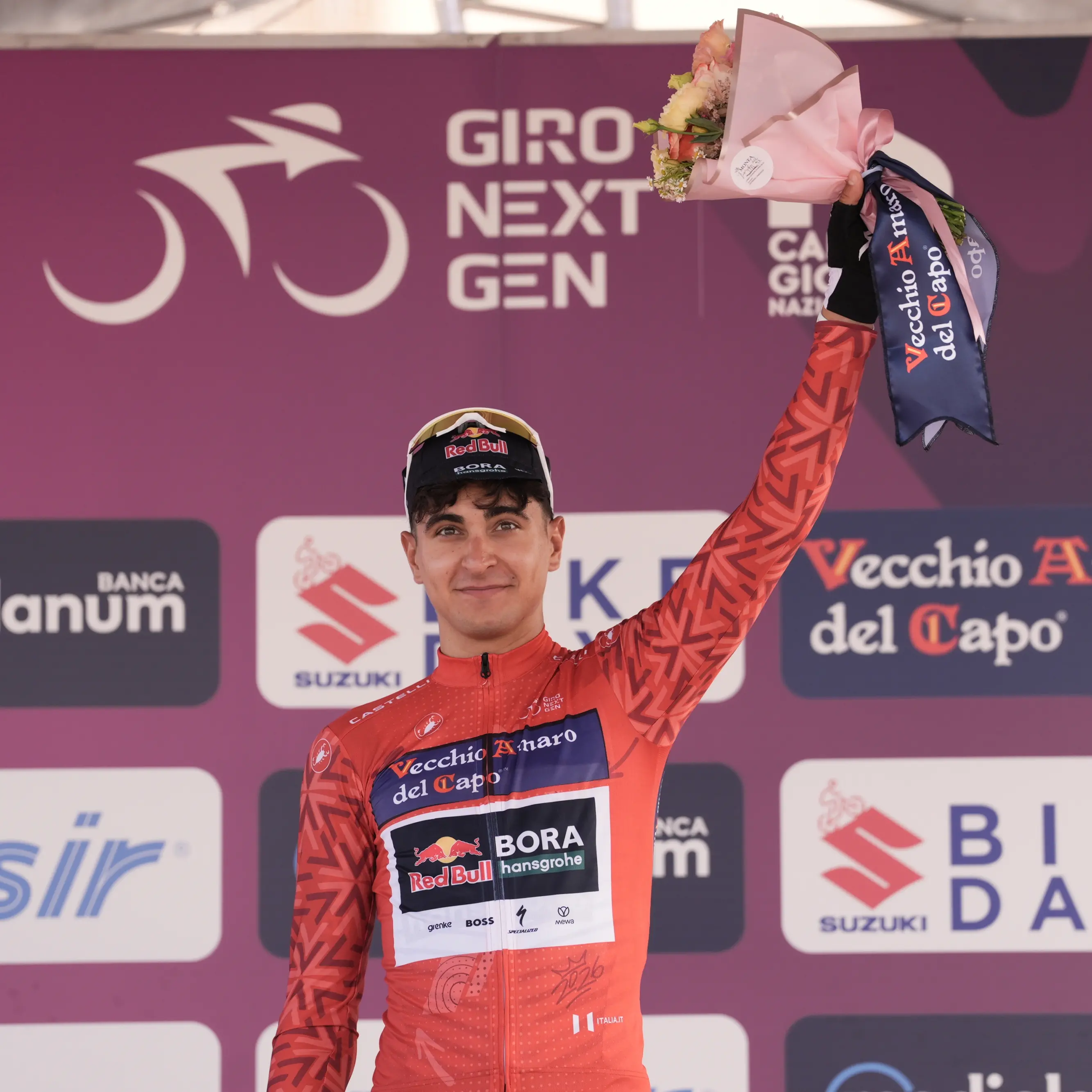 Vecchio Amaro del Capo in sella con il Giro Next Gen 2026: il Gruppo Caffo firma la Maglia Rosa\n