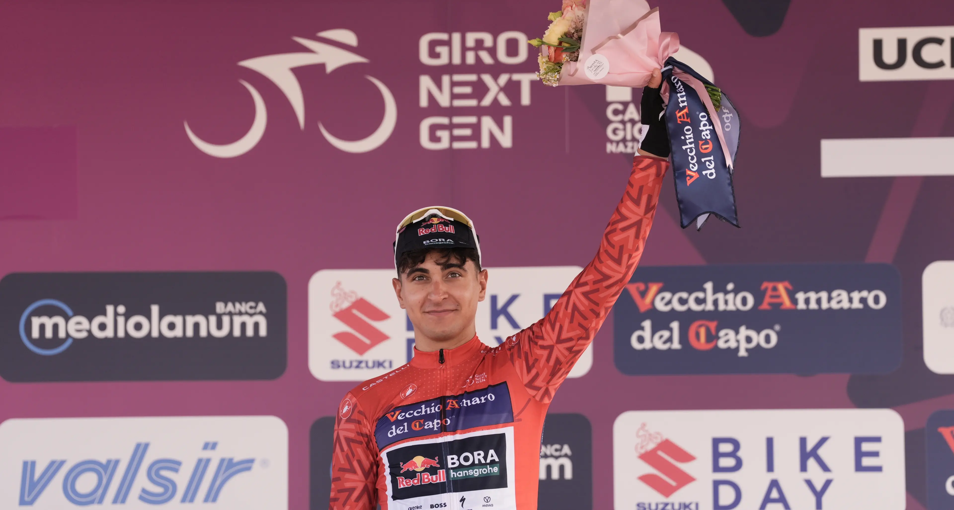 Vecchio Amaro del Capo in sella con il Giro Next Gen 2026: il Gruppo Caffo firma la Maglia Rosa\n