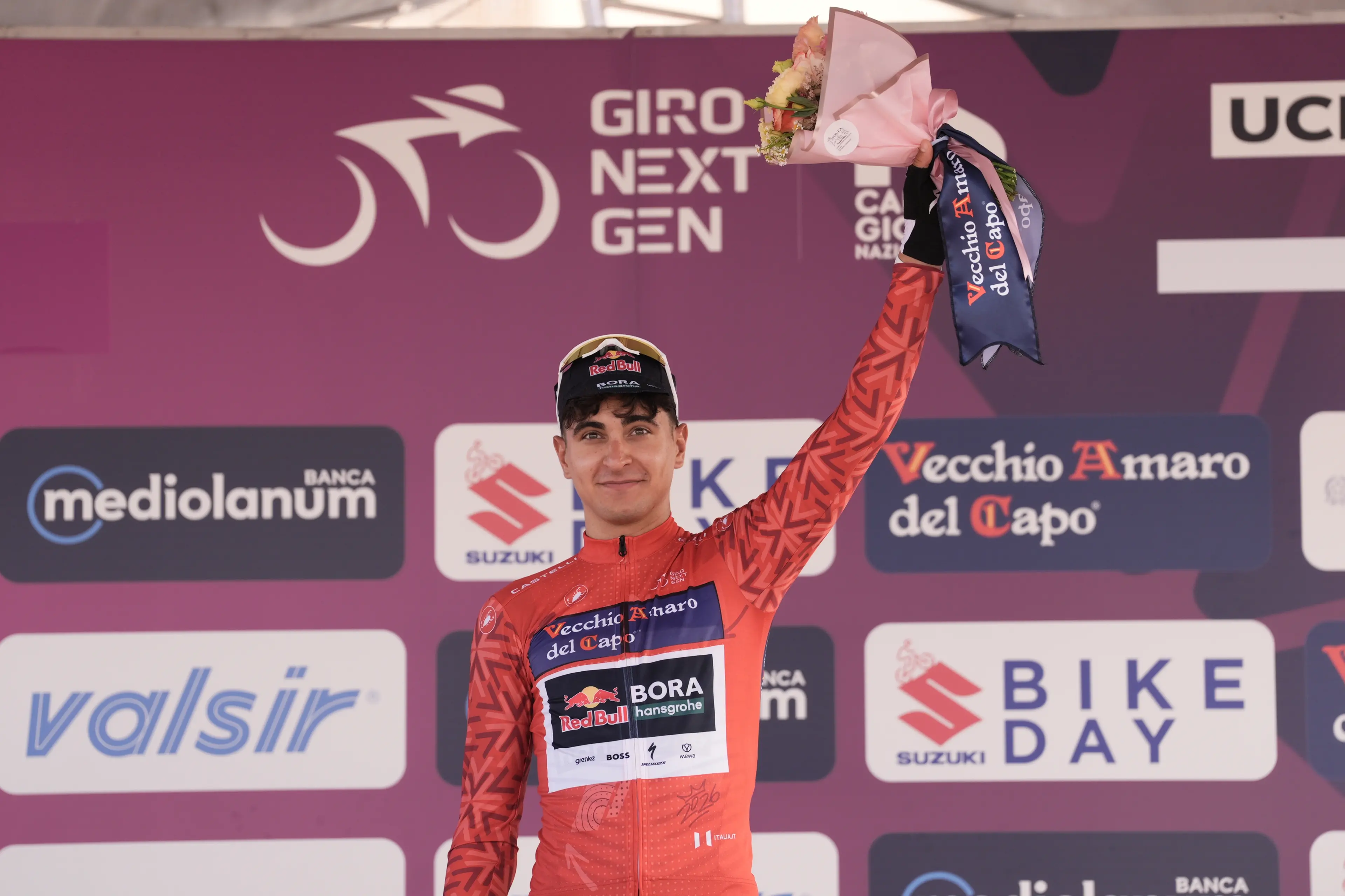 Vecchio Amaro del Capo in sella con il Giro Next Gen 2026: il Gruppo Caffo firma la Maglia Rosa\n