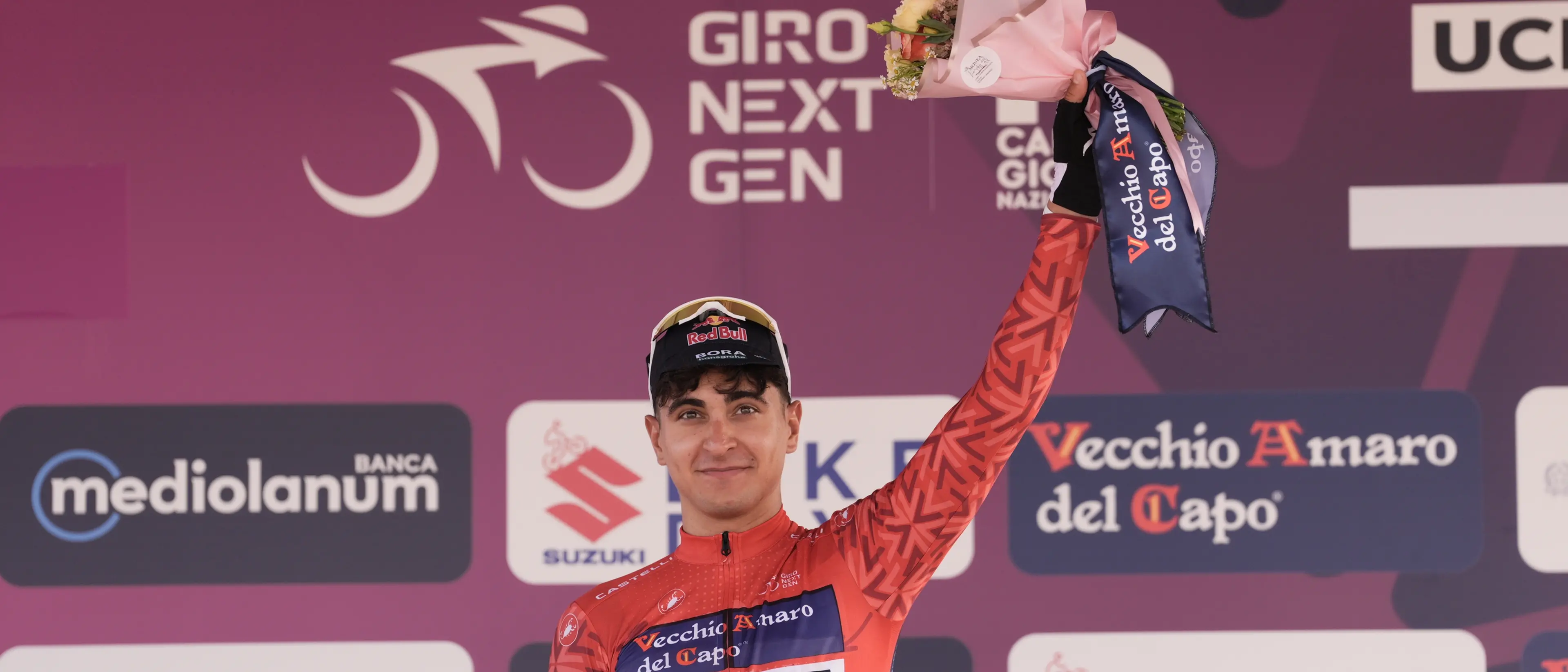 Vecchio Amaro del Capo in sella con il Giro Next Gen 2026: il Gruppo Caffo firma la Maglia Rosa\n
