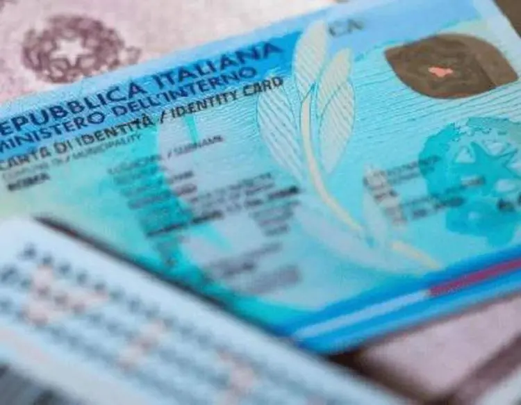 Carta d'identità cartacea, slitta l'addio: fino a quando è valida e cosa cambia\n