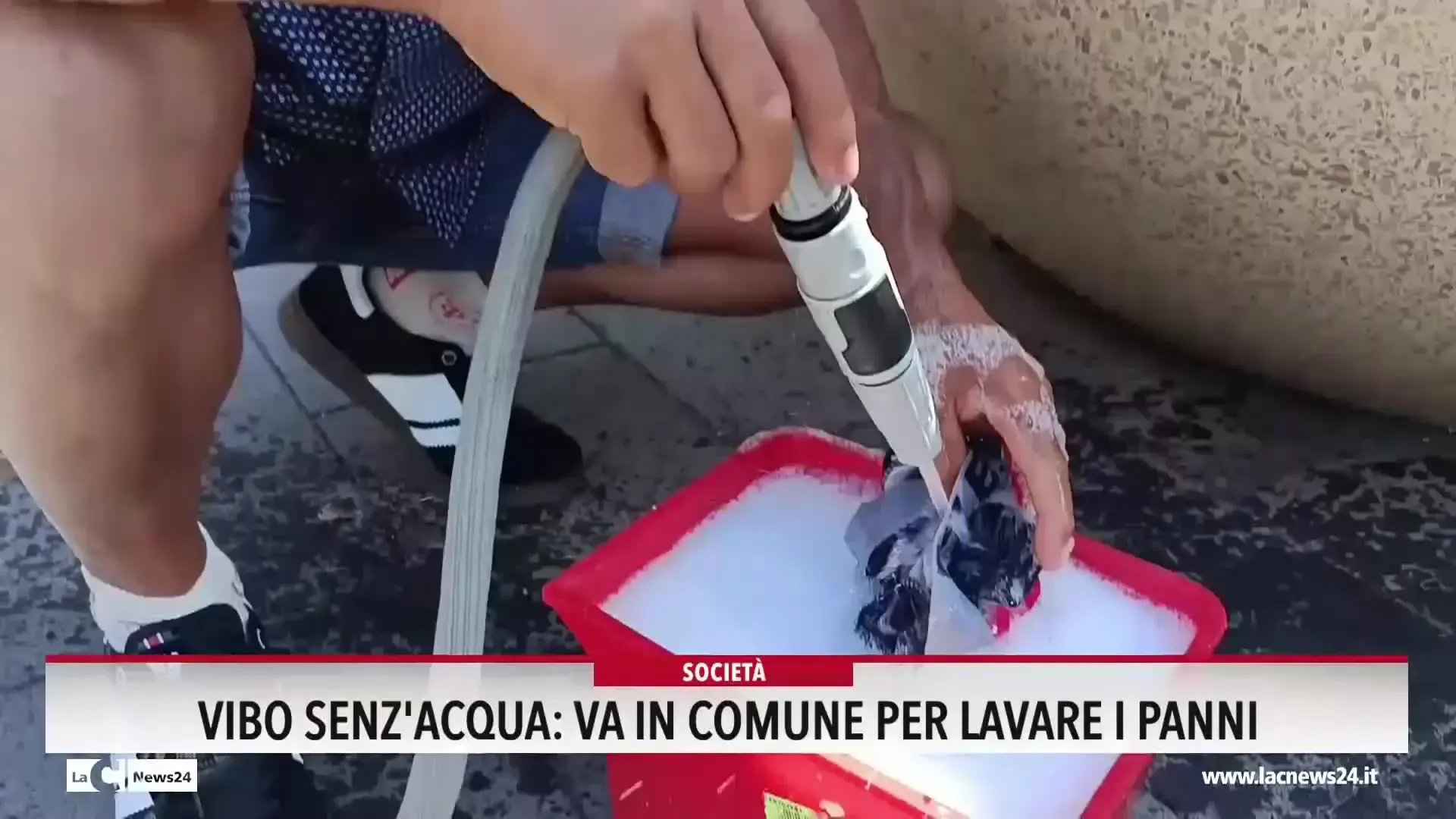 Vibo senz'acqua, va in Comune per lavare i panni