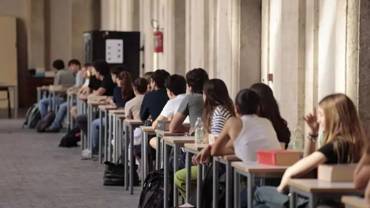Oggi la prima prova, nel Reggino oltre 5.600 studenti davanti al tema d'italiano\n