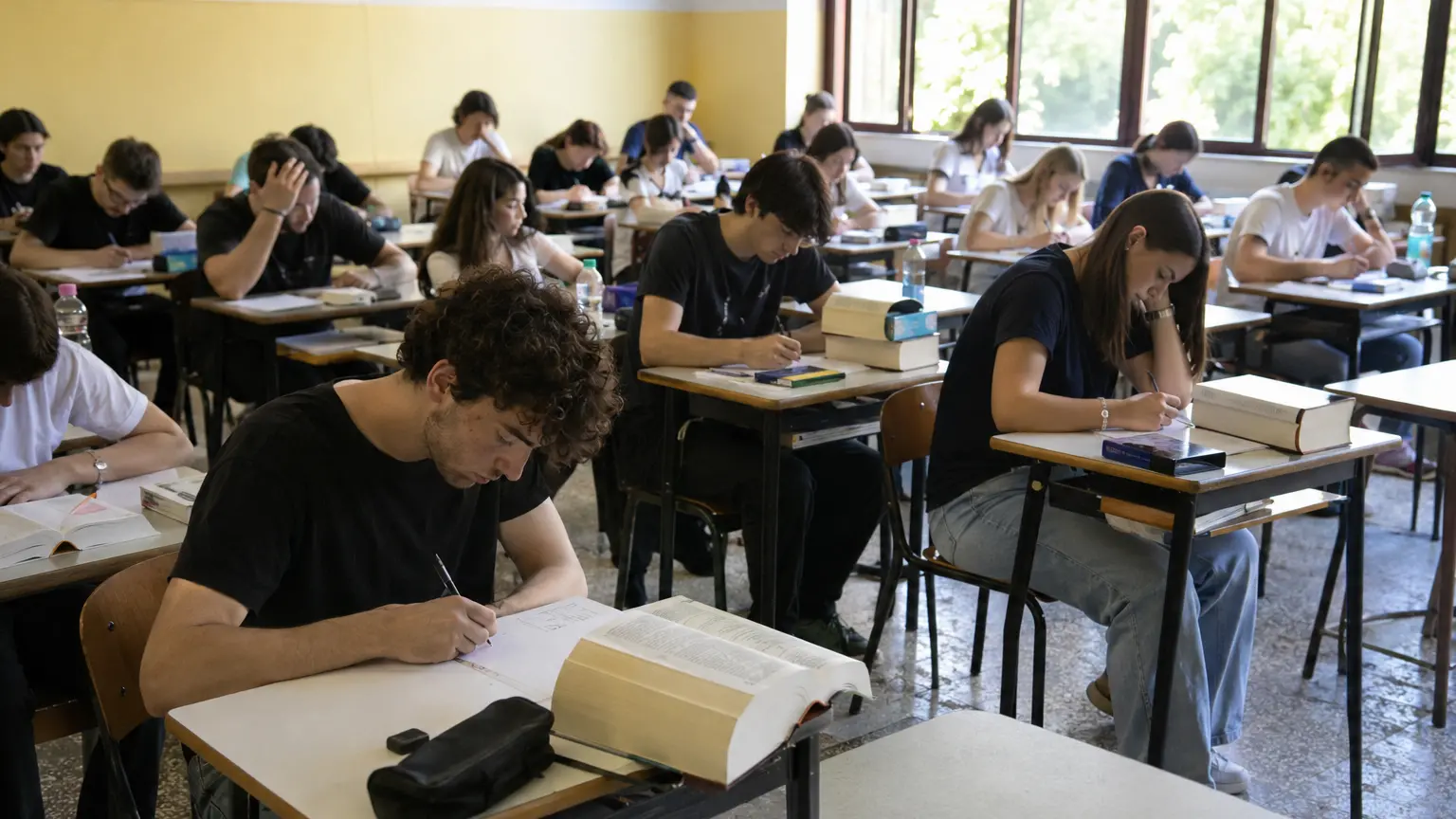 <p>Maturità al via in tutta Italia, <span style=\"color:hsl(0, 75%, 60%);\">in Calabria sono 18.055 gli studenti </span>attesi oggi in aula</p>