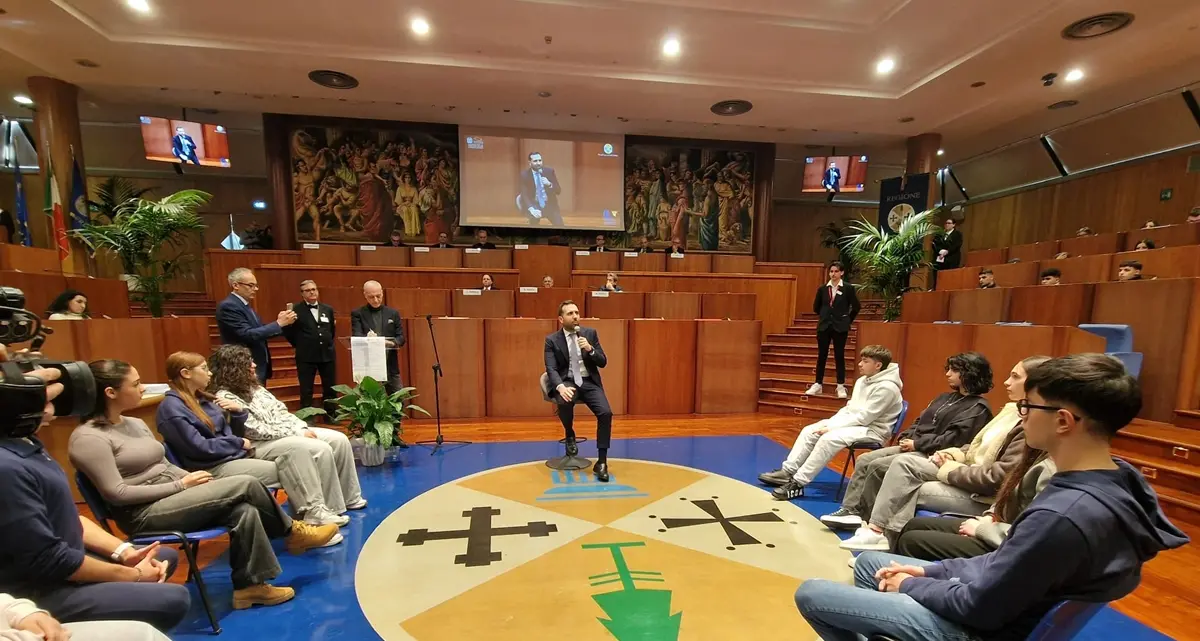 Cirillo agli studenti:\u00A0«La\u00A0Calabria ha bisogno delle vostre idee, della vostra energia e del vostro coraggio»\n