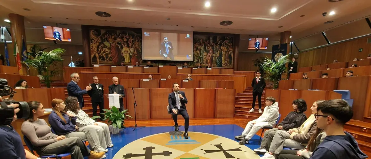 Cirillo agli studenti:\u00A0«La\u00A0Calabria ha bisogno delle vostre idee, della vostra energia e del vostro coraggio»\n