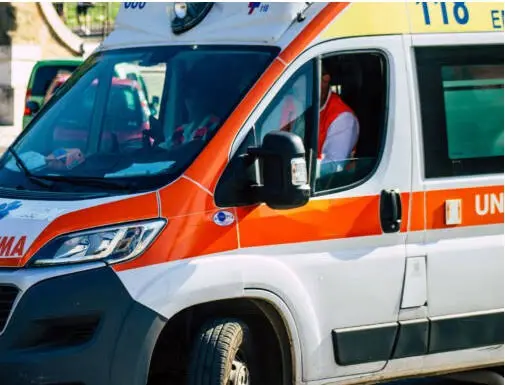 Rossano, 15enne cade nei pressi dei dinosauri sul lungomare: trasportato in ospedale\n