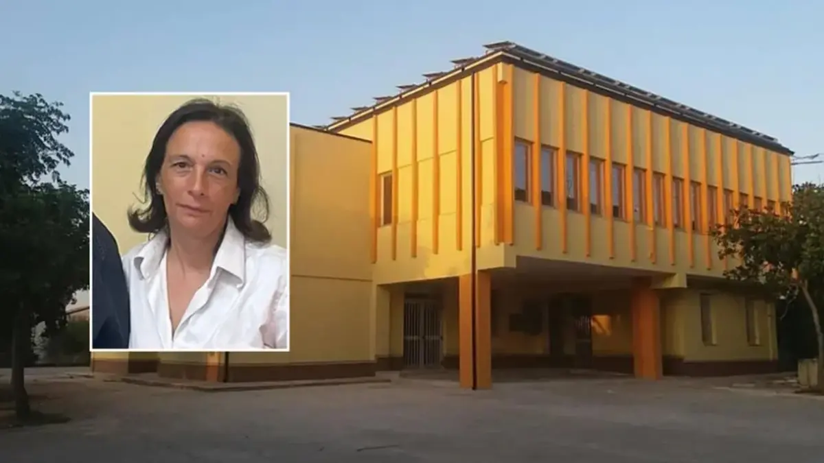 <p>Il Municipio di Zaccanopoli e nel riquadro il rieletto sindaco Maria Budriesi</p>\\n