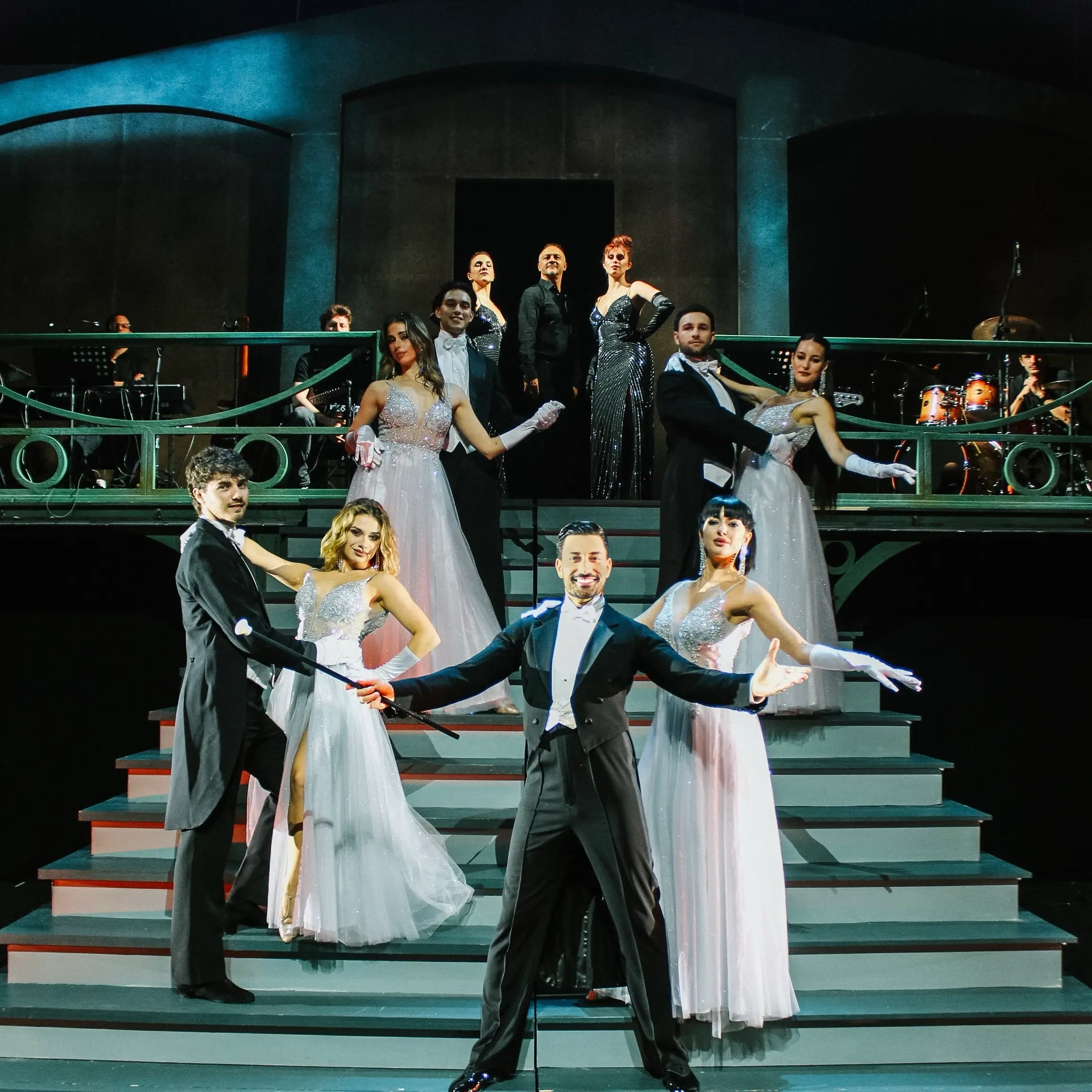 Giovanni Pernice apre CatonaTeatro con il suo one man show “Shall We Dance! Ballando… da Palermo a Londra”\n