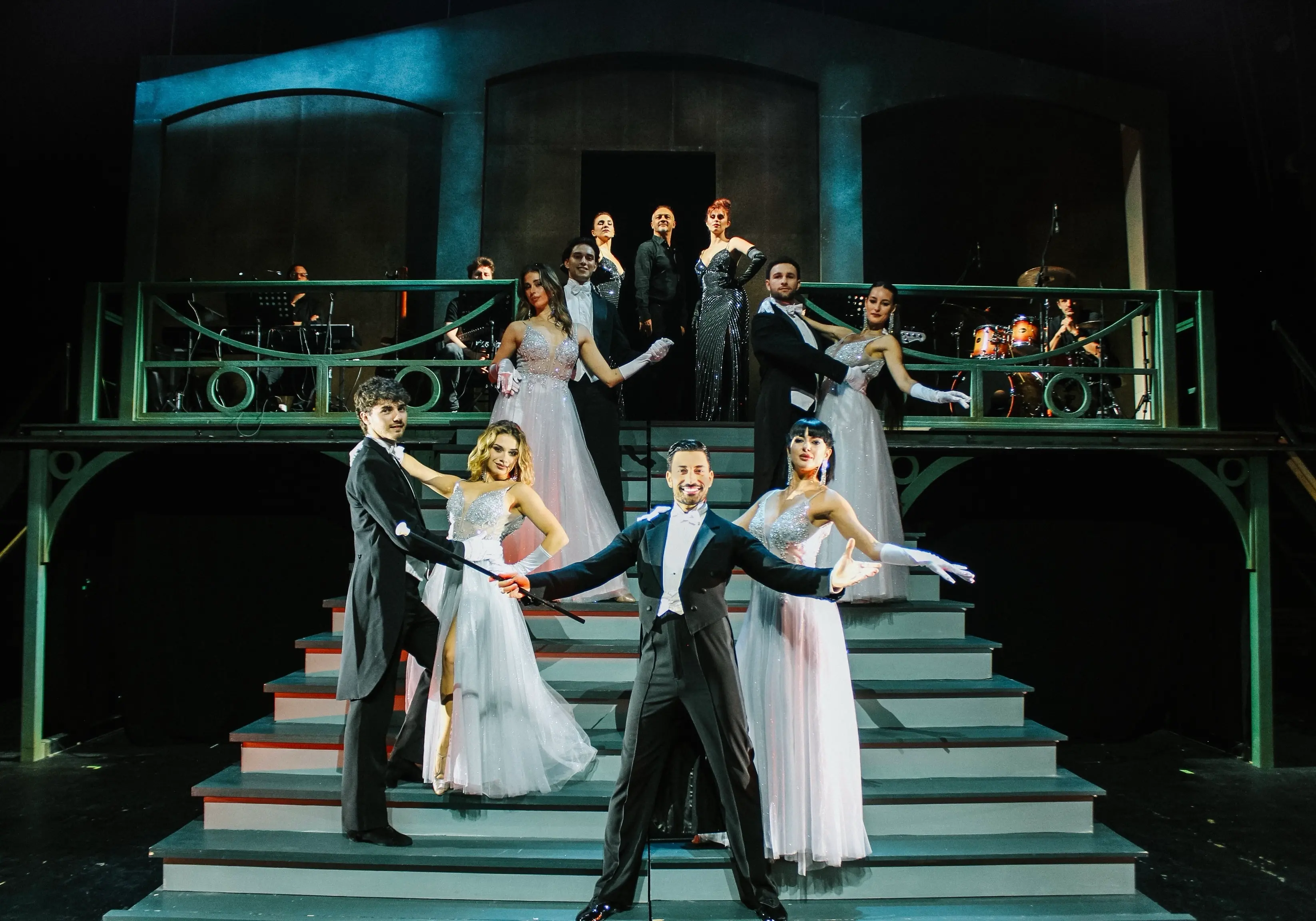 Giovanni Pernice apre CatonaTeatro con il suo one man show “Shall We Dance! Ballando… da Palermo a Londra”\n