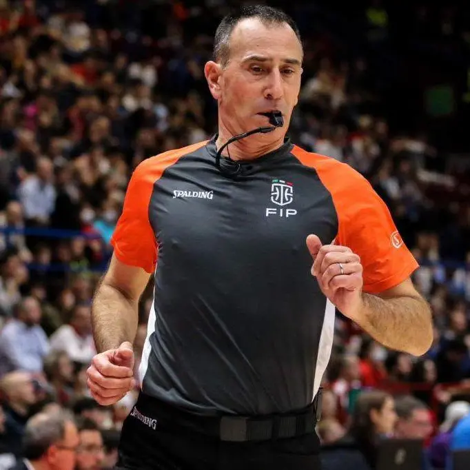 Basket, dal debutto nel 1996 al record di presenze: l’arbitro calabrese Carmelo Lo Guzzo si ritira dopo 30 stagioni in Serie A\n