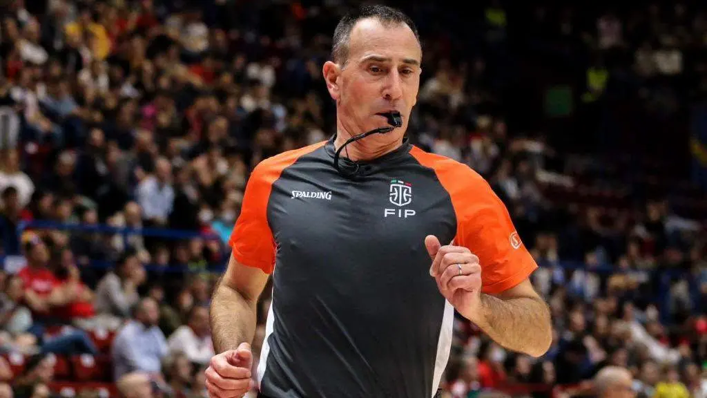 Basket, dal debutto nel 1996 al record di presenze: l’arbitro calabrese Carmelo Lo Guzzo si ritira dopo 30 stagioni in Serie A\n