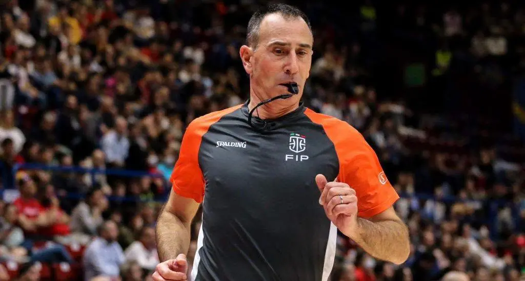 Basket, dal debutto nel 1996 al record di presenze: l’arbitro calabrese Carmelo Lo Guzzo si ritira dopo 30 stagioni in Serie A\n