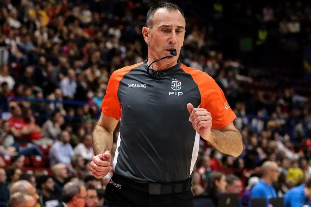 Basket, dal debutto nel 1996 al record di presenze: l’arbitro calabrese Carmelo Lo Guzzo si ritira dopo 30 stagioni in Serie A\n