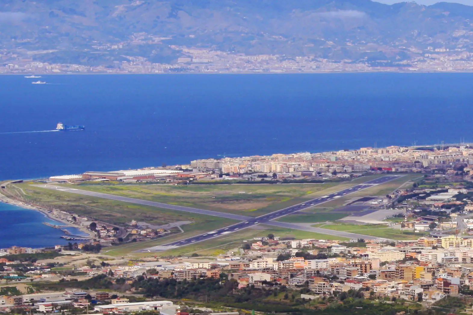 L’aeroporto di Reggio Calabria chiuso dopo l’atterraggio d’emergenza di un aereo privato: voli dirottati su Lamezia\n
