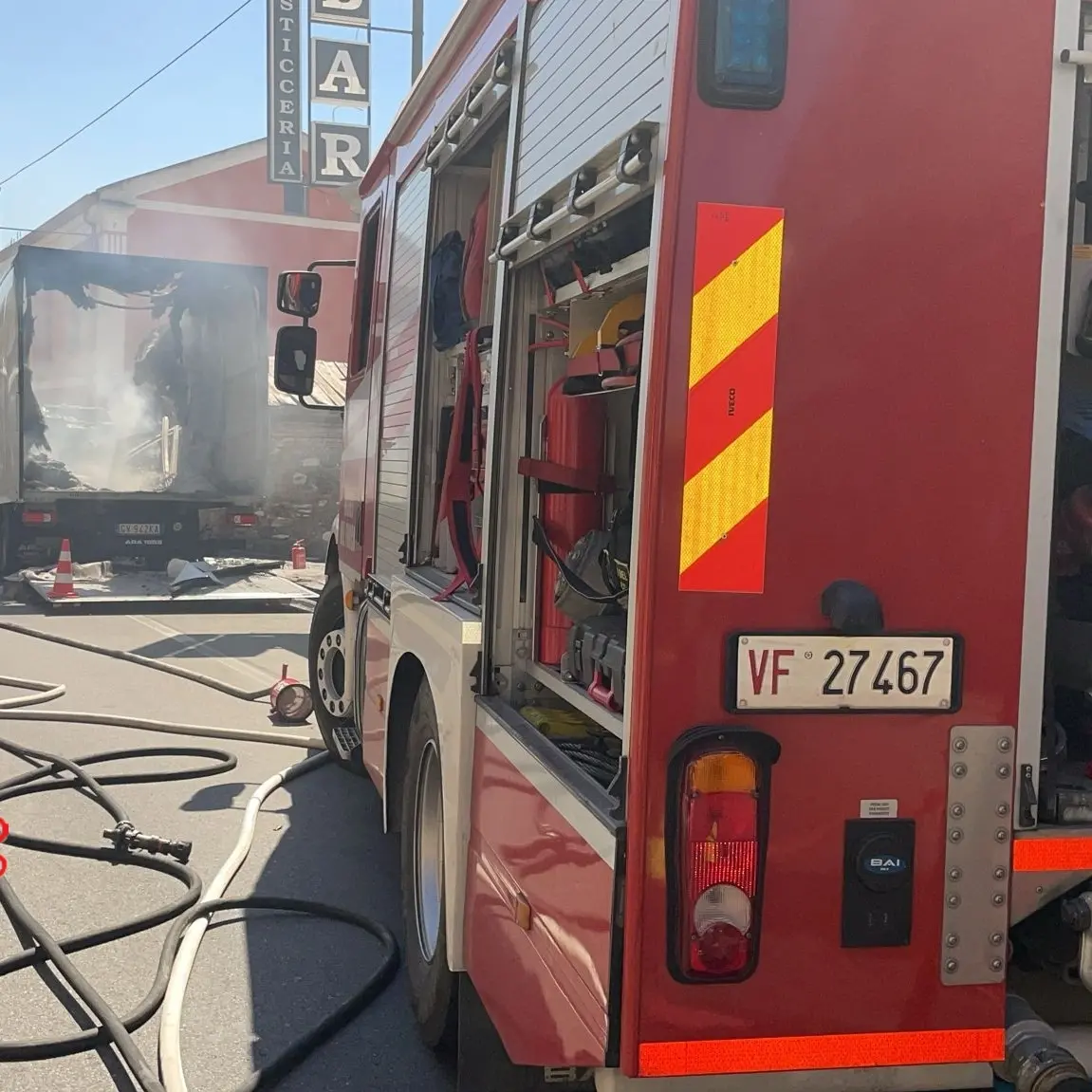 Furgone va a fuoco sulla statale 106 a Botricello, salvo l’autista. Le fiamme danneggiano un esercizio commerciale\n