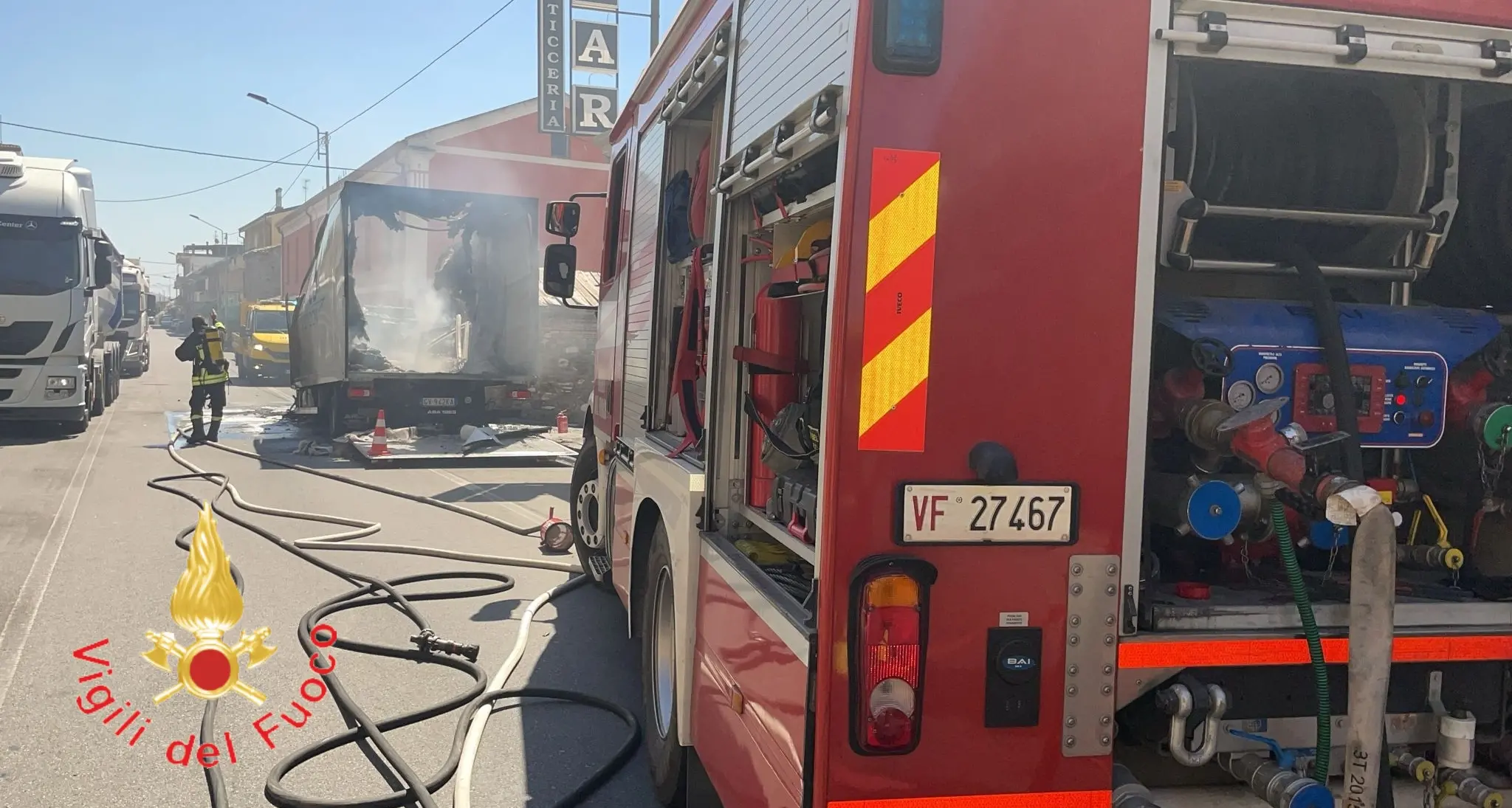 Furgone va a fuoco sulla statale 106 a Botricello, salvo autista. Le fiamme danneggiano un esercizio commerciale\n