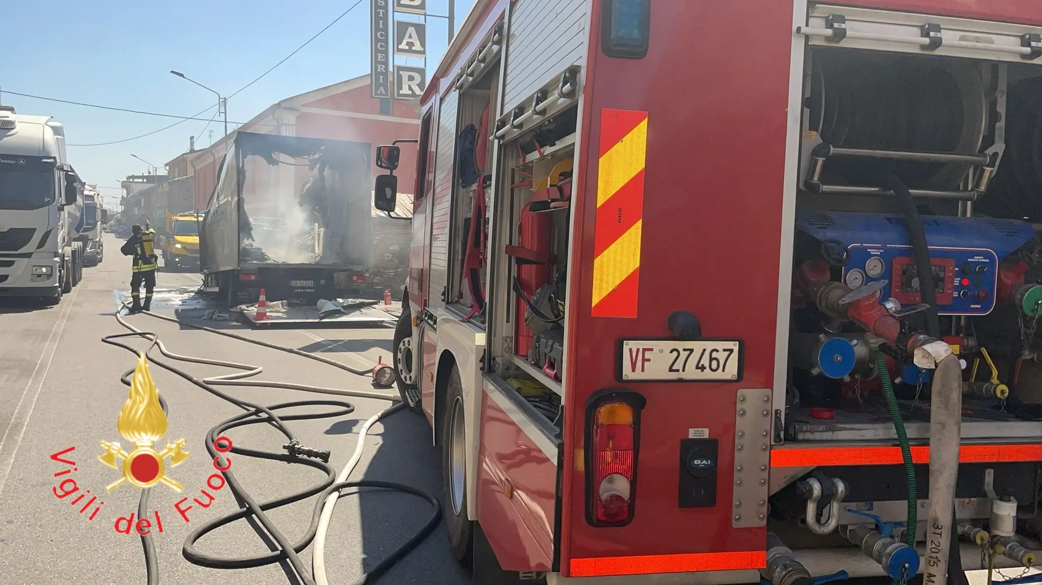 Furgone va a fuoco sulla statale 106 a Botricello, salvo l’autista. Le fiamme danneggiano un esercizio commerciale\n