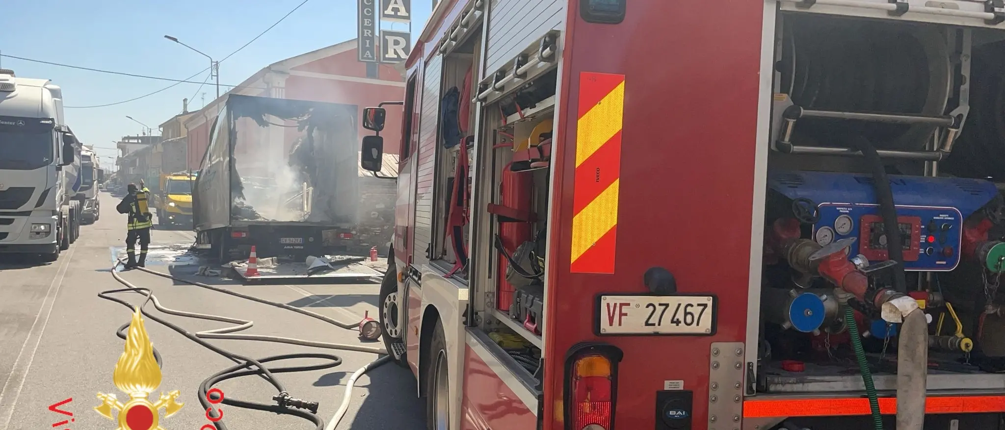 Furgone va a fuoco sulla statale 106 a Botricello, salvo l’autista. Le fiamme danneggiano un esercizio commerciale\n