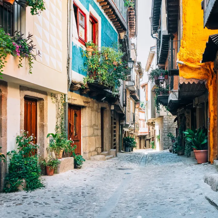<p>Piccoli negozi che chiudono, la proposta: «Trasformare i borghi in centri commerciali a cielo aperto»</p>