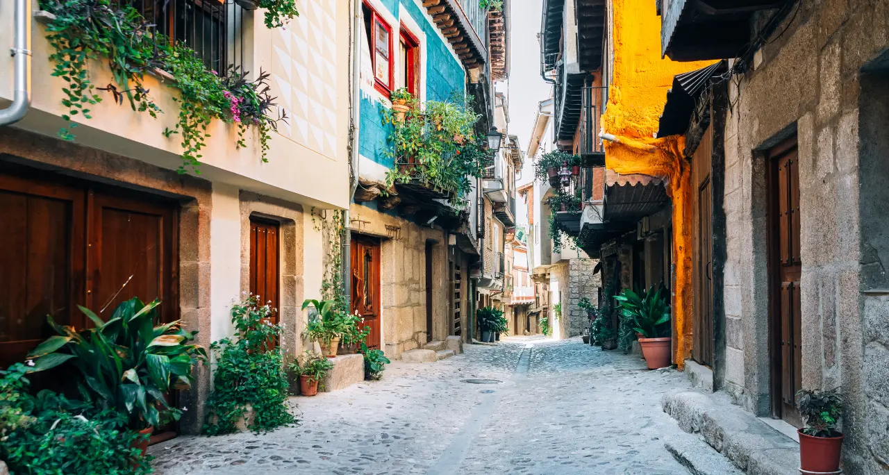Piccoli negozi che chiudono e centri storici che si svuotano, la proposta: «Trasformare i borghi in centri commerciali a cielo aperto»\n