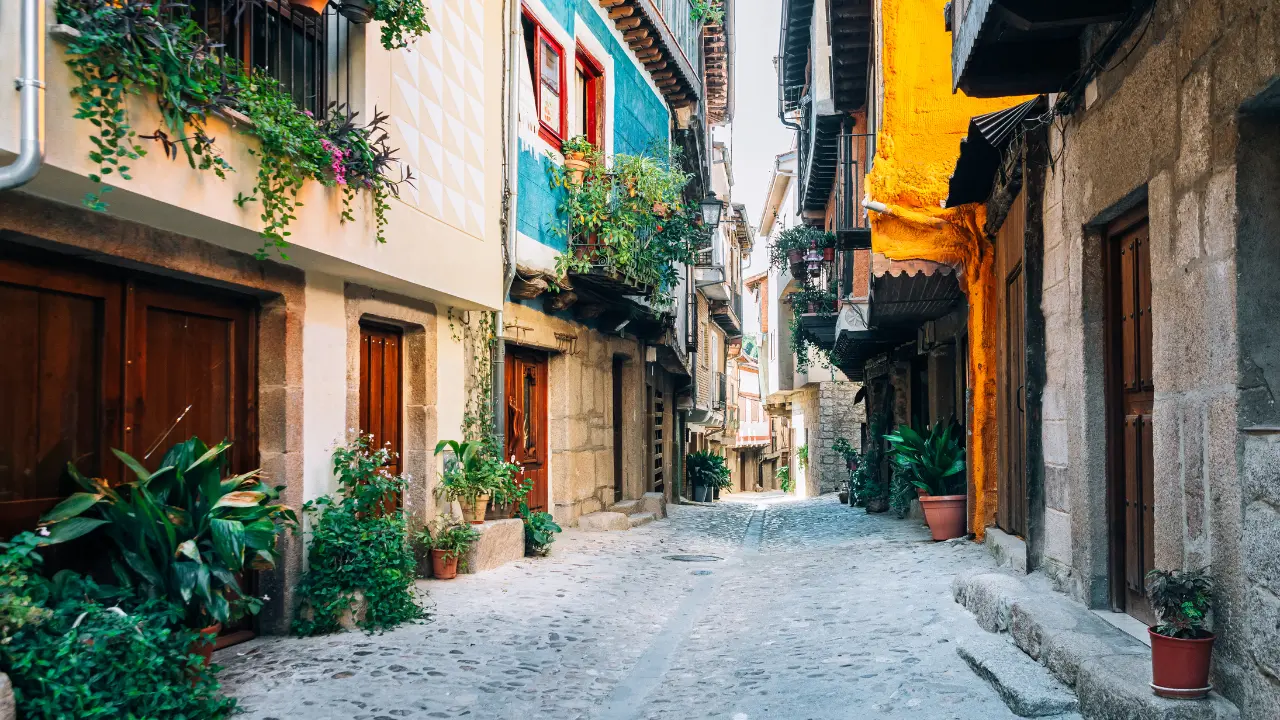 Piccoli negozi che chiudono e centri storici che si svuotano, la proposta: «Trasformare i borghi in centri commerciali a cielo aperto»\n