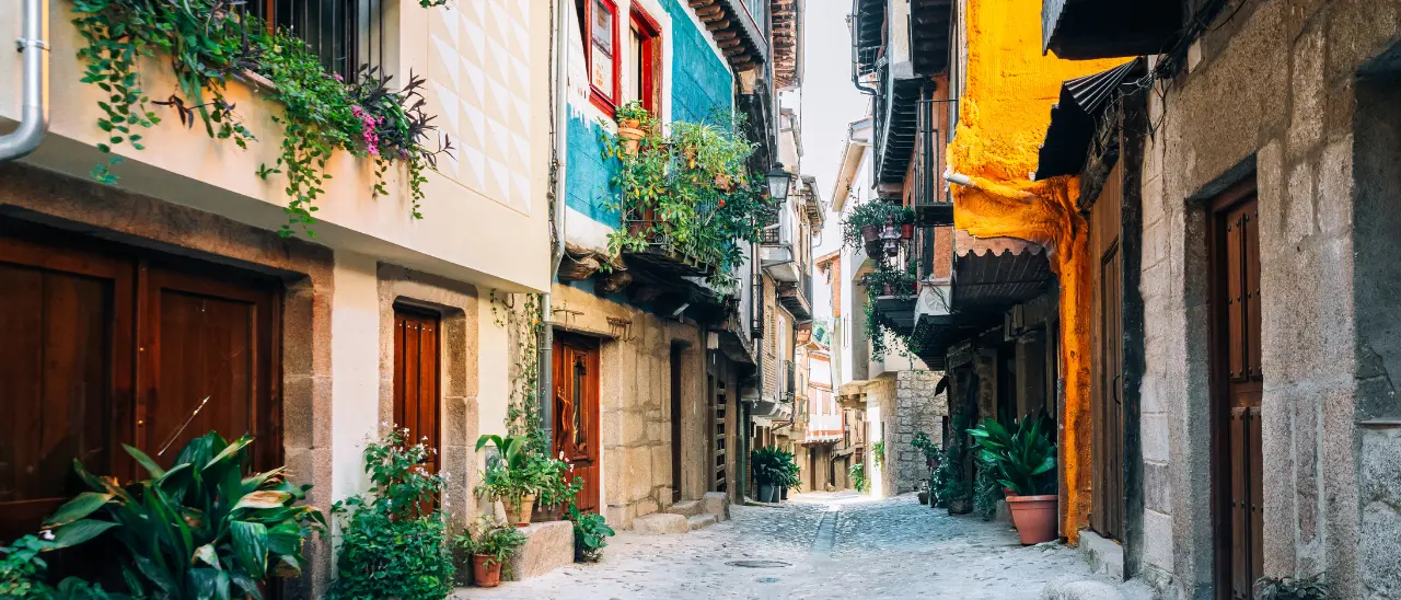 Piccoli negozi che chiudono e centri storici che si svuotano, la proposta: «Trasformare i borghi in centri commerciali a cielo aperto»\n