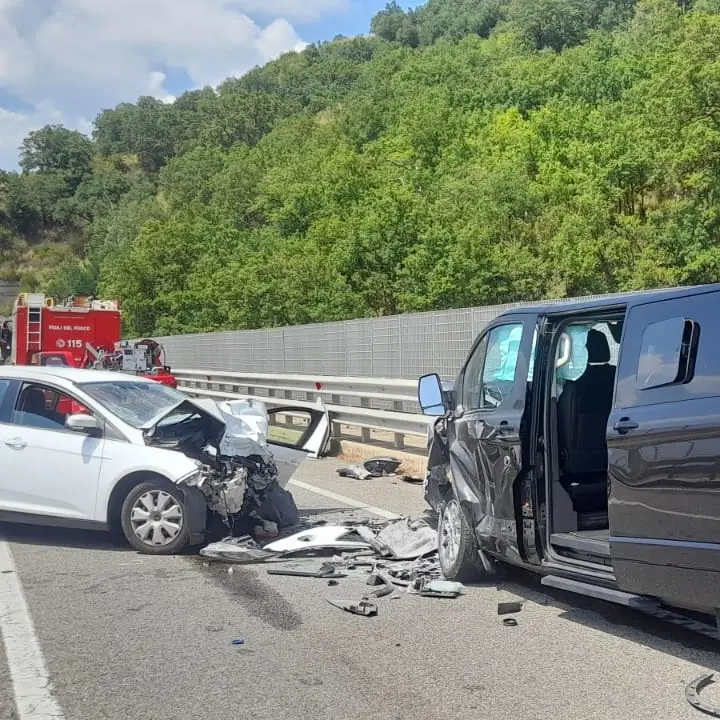 Tragico incidente nel Cosentino, un morto e due feriti nello scontro tra due auto a Guardia Piemontese\n