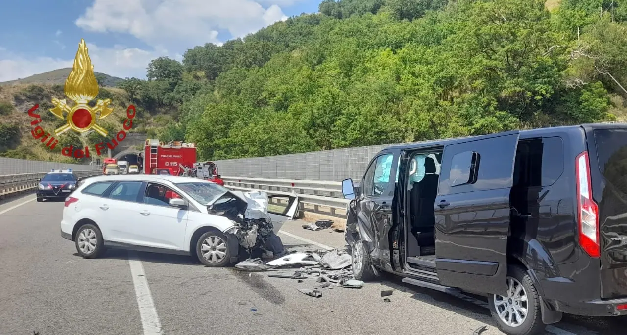 Tragico incidente nel Cosentino, un morto nello scontro in galleria tra un’auto e un mezzo pesante\n
