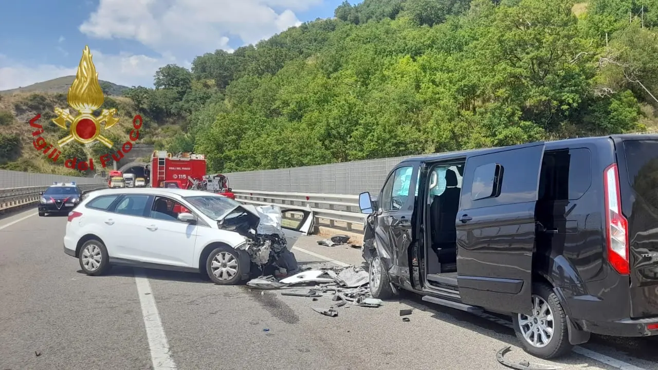 Tragico incidente nel Cosentino, un morto e due feriti nello scontro tra due auto a Guardia Piemontese\n