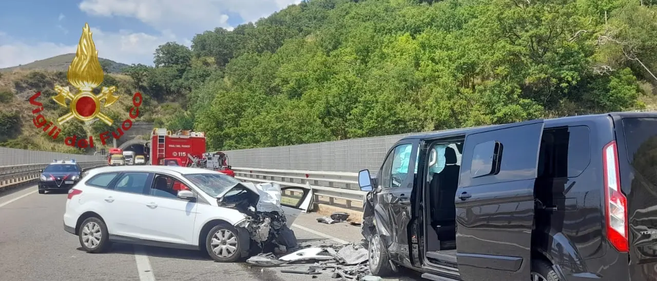 Tragico incidente nel Cosentino, un morto e due feriti nello scontro tra due auto a Guardia Piemontese\n