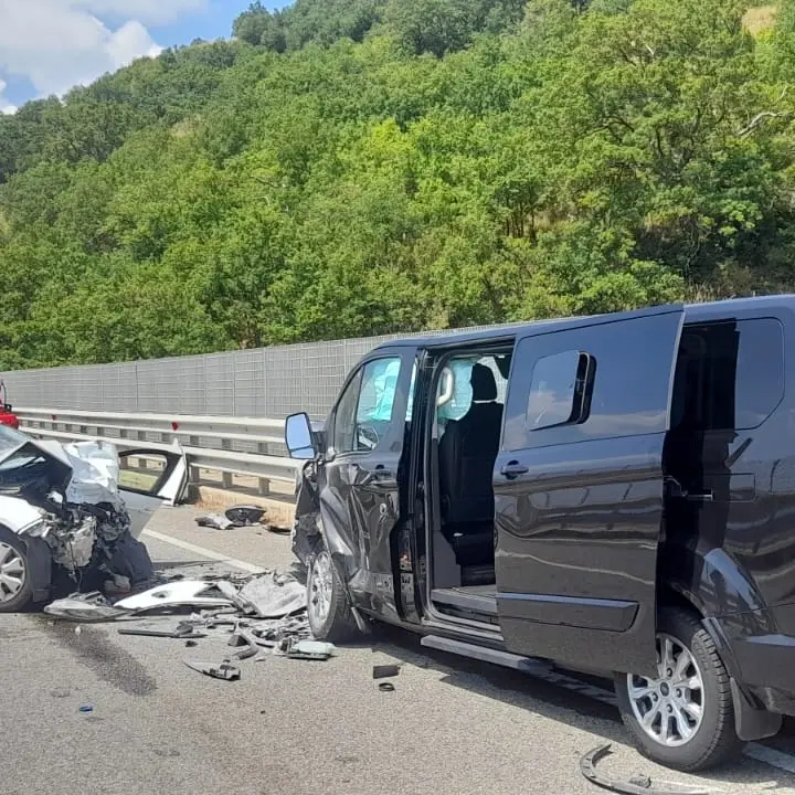 Schianto nella galleria sulla Statale 18, un morto e un ferito: traffico bloccato a Guardia Piemontese\n