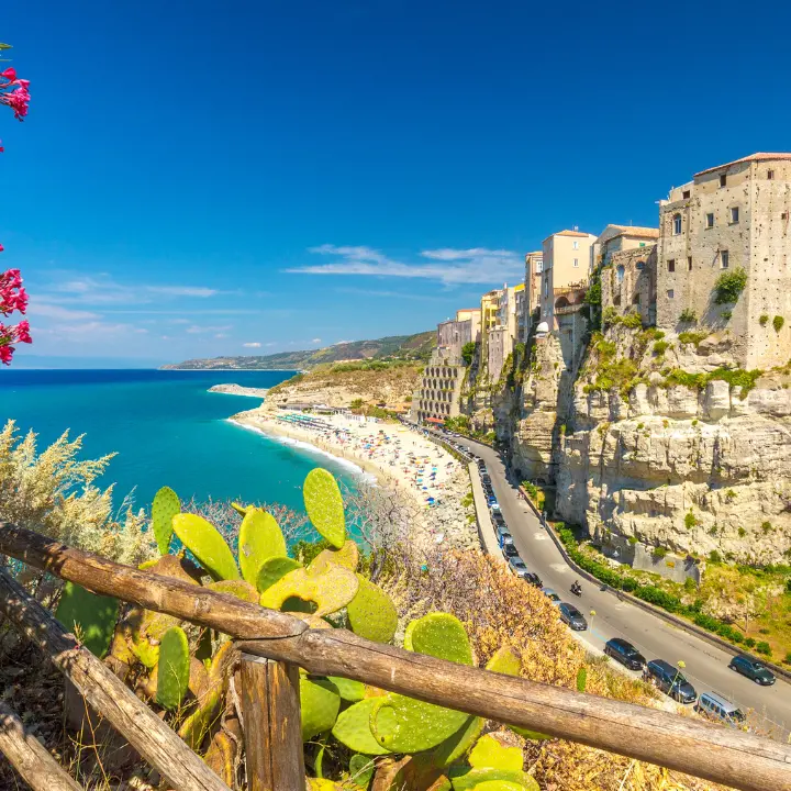 Pnrr, turismo ed export spingono la crescita economica della Calabria. Più 20mila occupati nel 2025 (ma calano i salari)\n