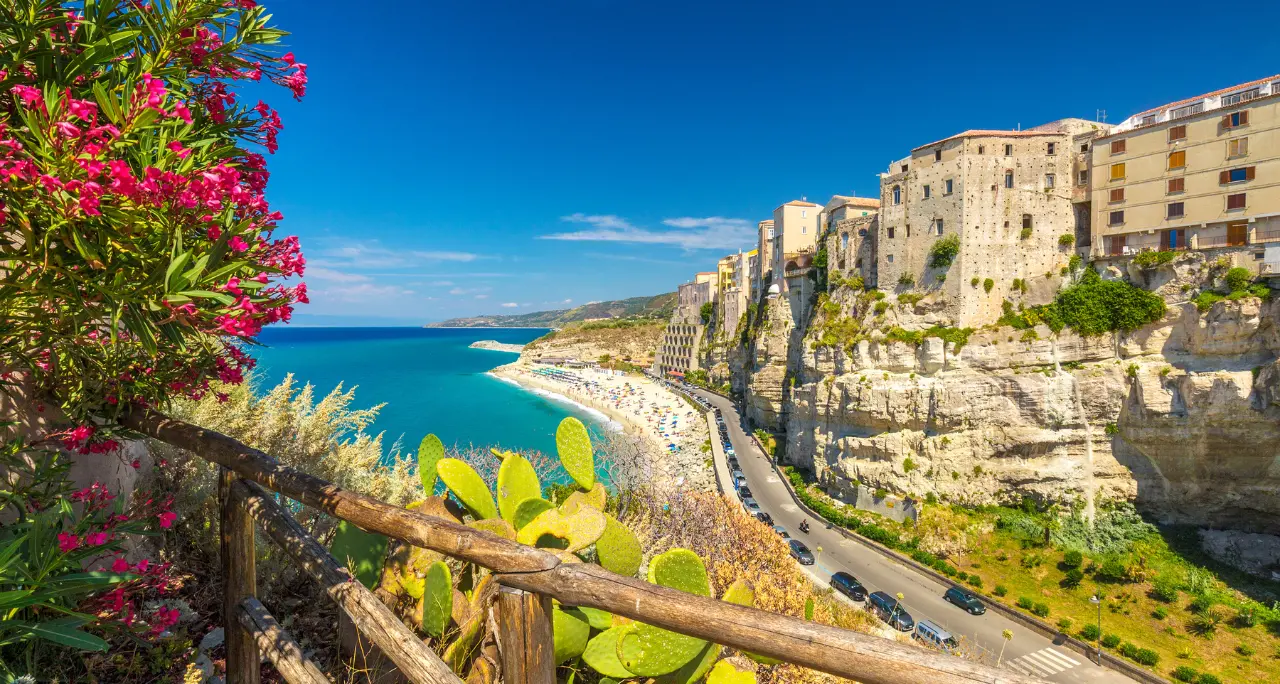 Pnrr, turismo ed export spingono la crescita economica della Calabria. Più 20mila occupati nel 2025 (ma calano i salari)\n