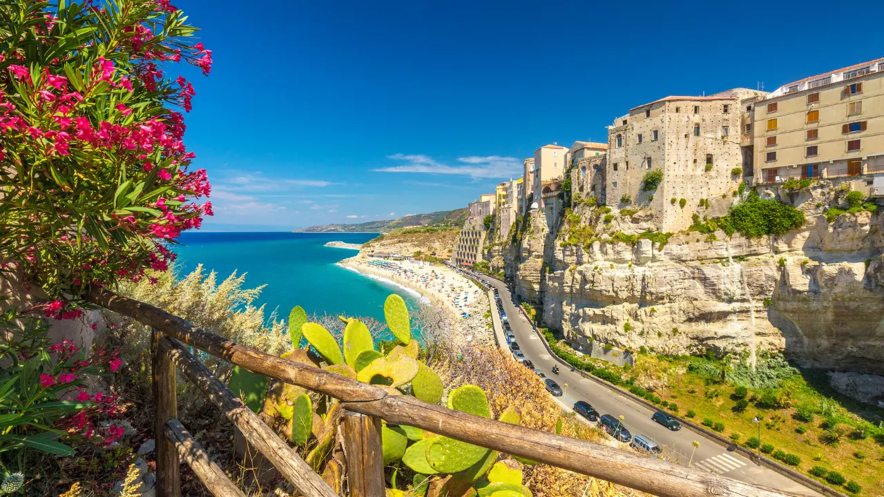 Pnrr, turismo ed export spingono la crescita economica della Calabria. Più 20mila occupati nel 2025 (ma calano i salari)\n