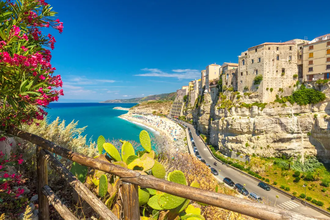 Pnrr, turismo ed export spingono la crescita economica della Calabria. Più 20mila occupati nel 2025 (ma calano i salari)\n