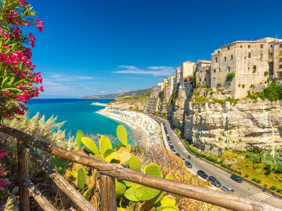 Pnrr, turismo ed export spingono la crescita economica della Calabria. Più 20mila occupati nel 2025 (ma calano i salari)