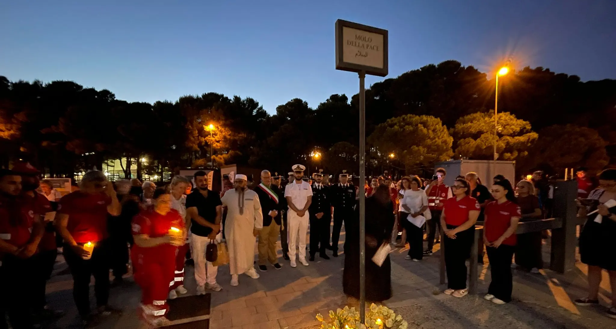 Roccella non dimentica, fiori e preghiere al porto per le vittime del naufragio\n