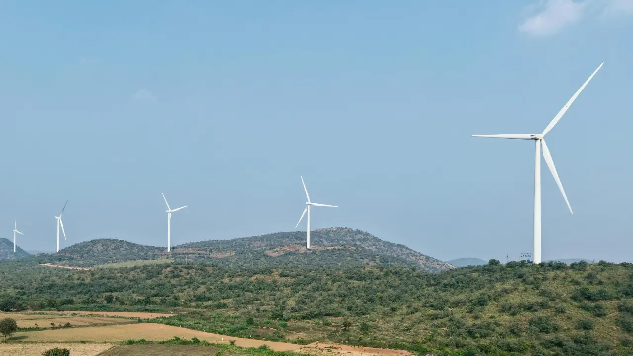 <p>Un impianto eolico. Nell'area dell'Angitola previsto un nuovo "parco" da 11 aerogeneratori </p>\\n