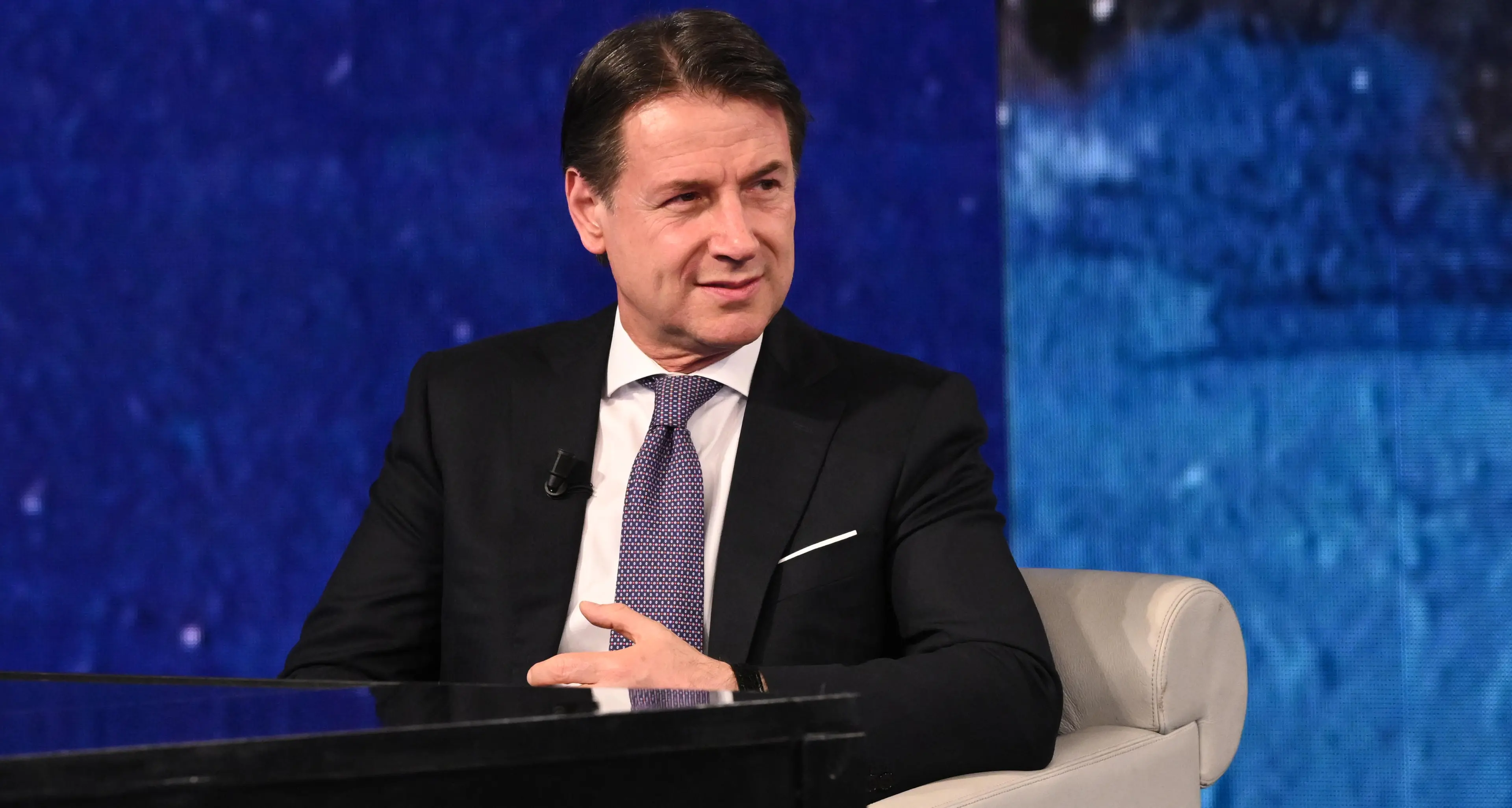 Conte all’attacco del Governo: «Mentre gli italiani fanno la fila alla Caritas, Meloni pensa al riarmo»\n