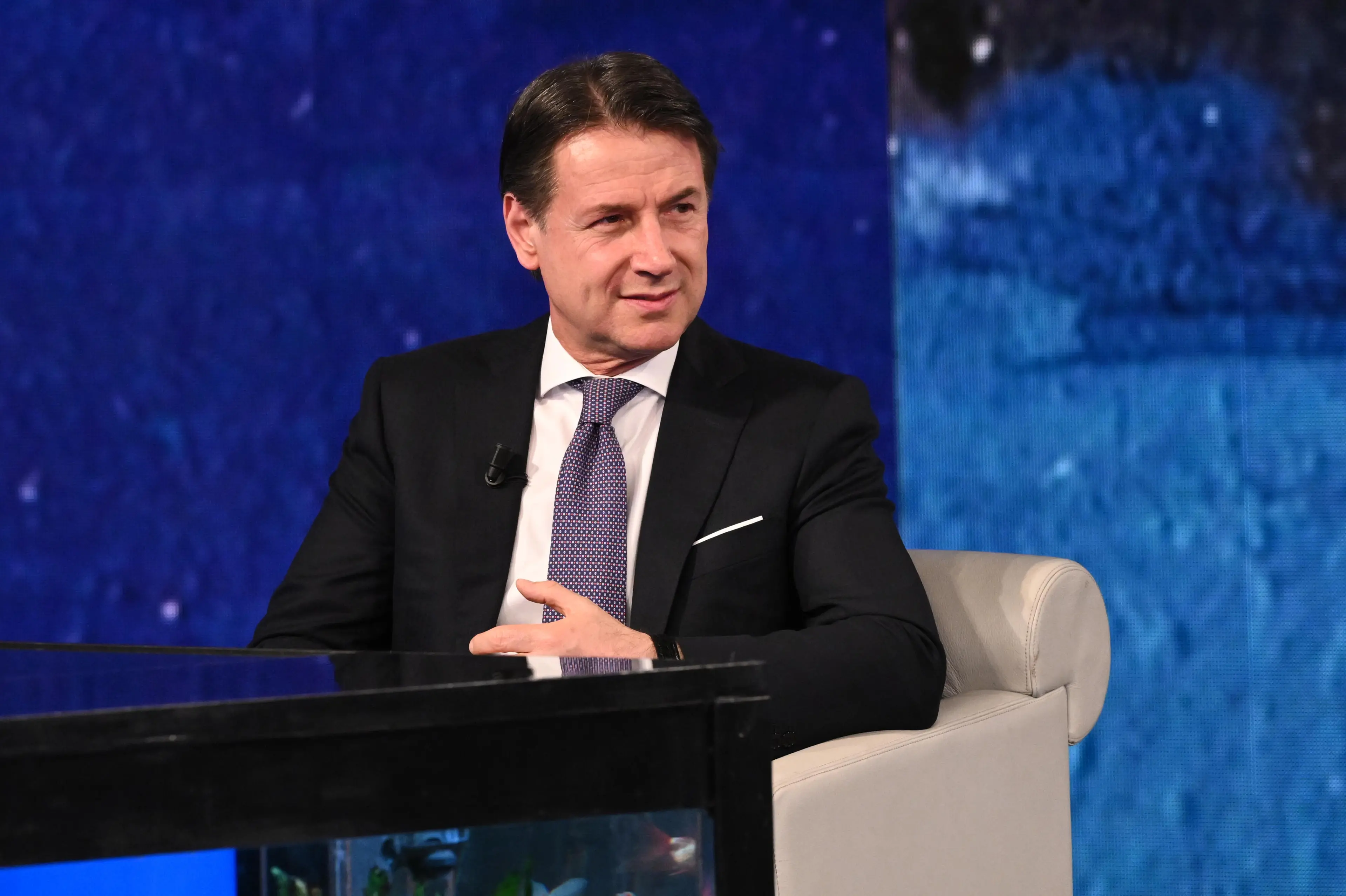 <p>Conte all’attacco del Governo: «Mentre gli italiani fanno la fila alla Caritas, Meloni pensa al riarmo»</p>