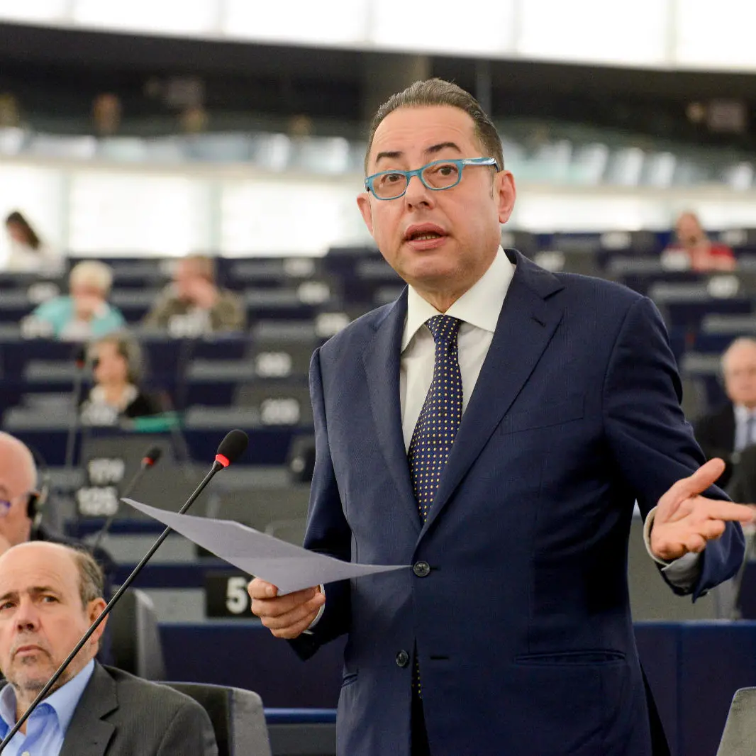 “Mi chiamo Gianni”,\u00A0in un libro Pittella racconta mezzo secolo di politica: «Ho portato il Sud in Europa»\n