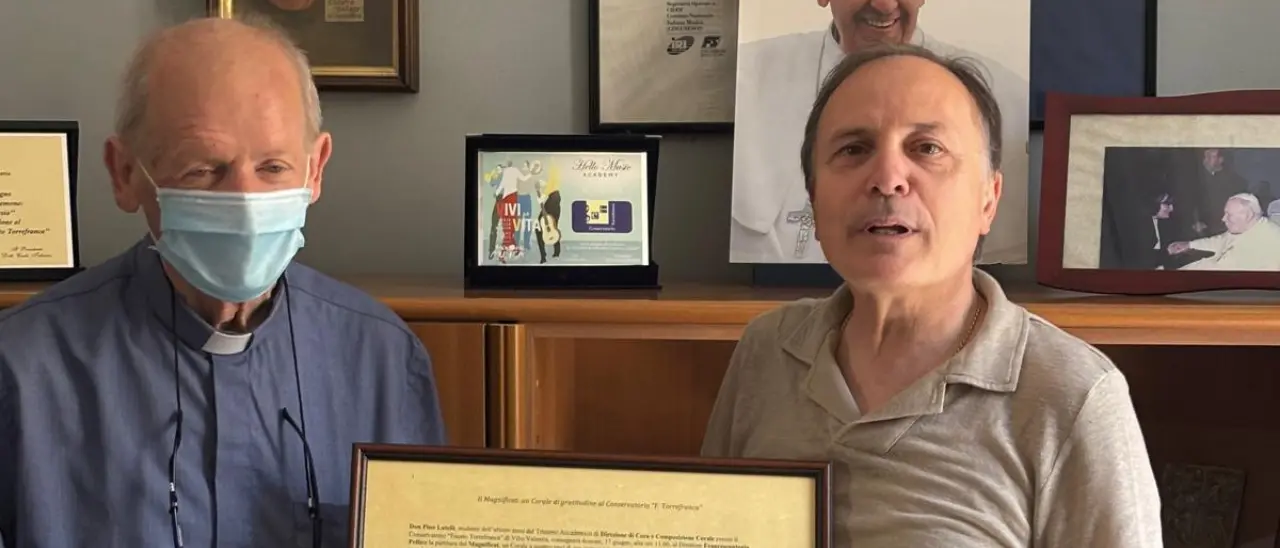 La partitura\u00A0del Magnificat incorniciata e donata al direttore del Torrefranca da uno\u00A0studente dell’ultimo anno\n